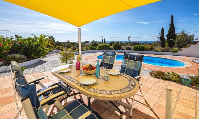 Lagoa e Carvoeiro Villa | Villa with pool and sea view. Quiet location, beach and restaurants nearby.