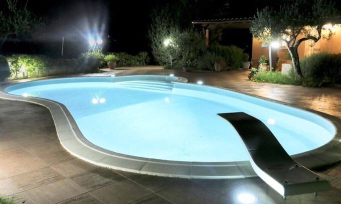 Mockarta Villa | Villa with private pool, Wifi, 7 Sleeps, Garden