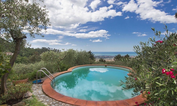 Massa House | Villa with private pool, WIFI, A/C, TV, terrace, pets allowed, parking, close to Forte Dei Marmi