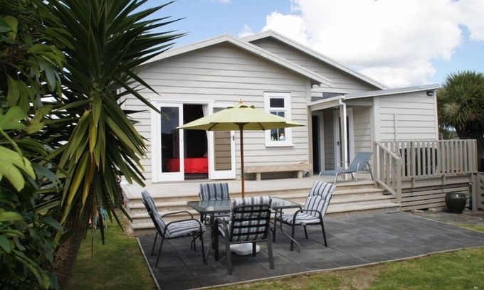 Raglan House | VILLAGE AND SEASIDE AT YOUR DOOR. RAGLAN CHARACTER.