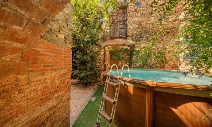 Espolla House | Village house between the walls of the old Espolla Castle. 5 rooms