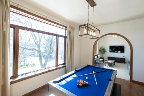 Charlevoix House | Villager Loft Pool Table & Dining Discounts