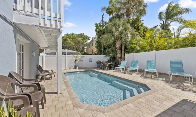 Siesta Key Village House | Vinca | Pet Friendly Home Located in Siesta Key Village w/Heated Pool, Walk to Beach!