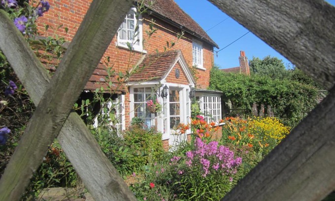 Crondall Bed & Breakfast | Vine Cottage