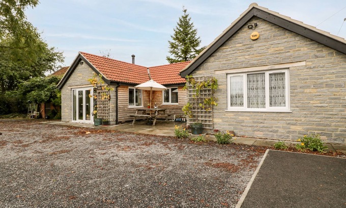 Martock Cottage | VINE LODGE, romantic, character holiday cottage in Martock
