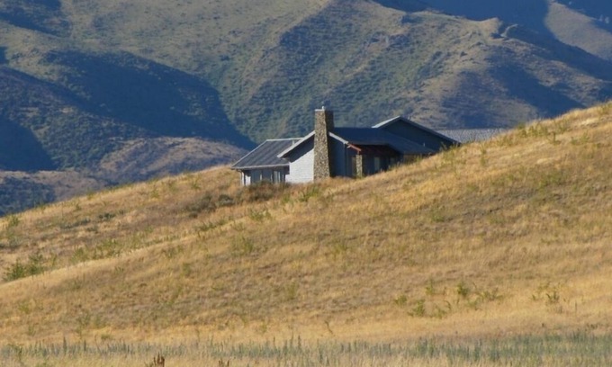 Clyde House | Vineyard and Mountain Views