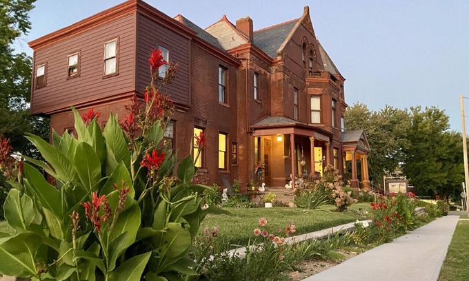 St. Joseph House | Vineyard Mansion - Carriage House - 1 Queen 1 Full Bed