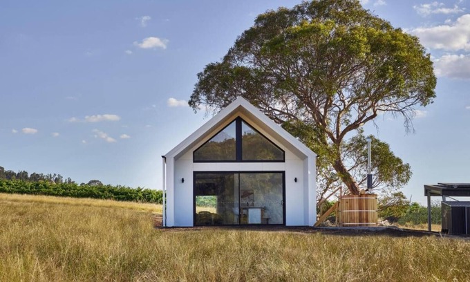 Everton Upper Cottage | Vineyard Stay with private hot tub