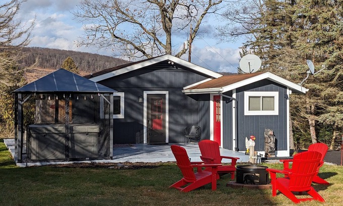 Swanton Cottage | Vintage 1960s Cardinal Cottage, w/hot tub, fire pit, and 5 mins from the Lake