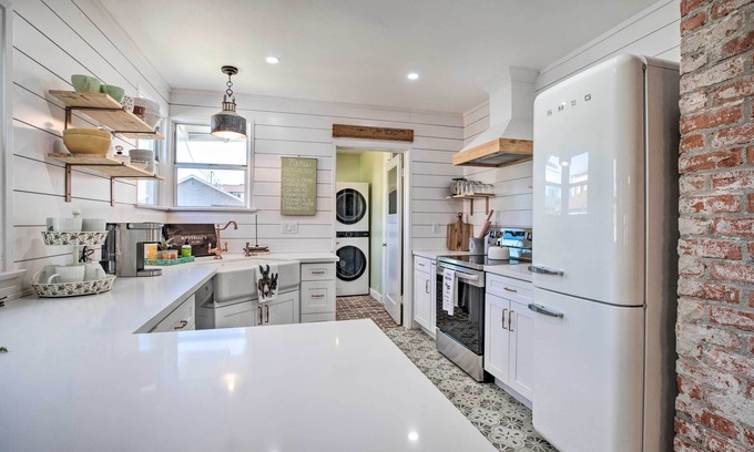 Bishop Cottage | Vintage Bishop House in Downtown w/Porch Swing!