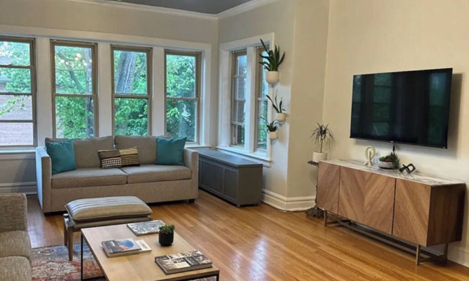 Rogers Park Apartment | Vintage City Chic: The Artist's Haven. 5 Blocks from Lake Michigan!