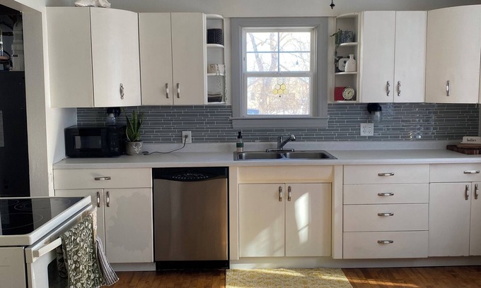 Fond du Lac House | Vintage Cottage Style 2-bedroom house with a lake view!