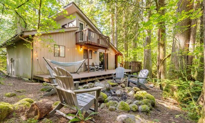Rhododendron Cabin | Vintage Creekside Cabin, trails, WiFi, wood-stove, 20 min drive to skiing