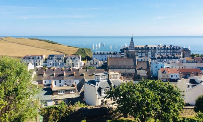 Hele Apartment | Vintage Furnished Garden Apartment, Pets Welcome! BBQ on Large Patio & Seaviews!