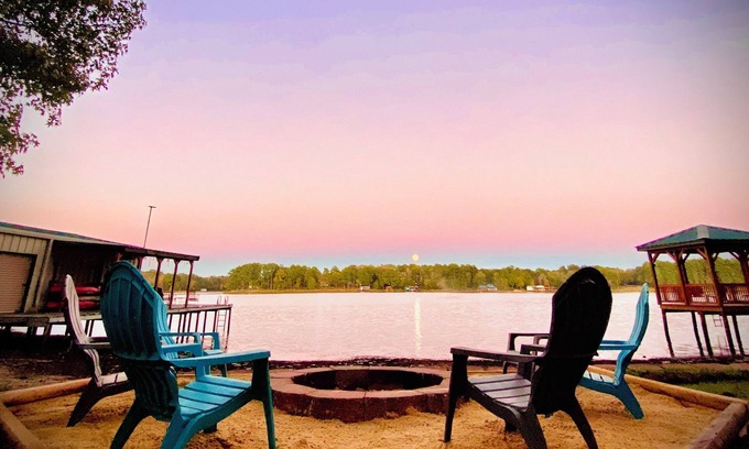 Hawkins Cottage | Vintage Lakefront Cottage, Private Dock, Infinity Beach Pit, 2 Kayaks!