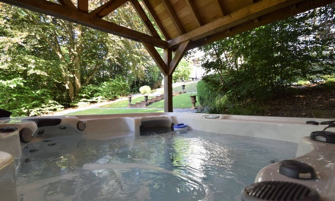 Creppe Villa | Vintage Villa with Hot Tub & Infrared Sauna in Ardennes