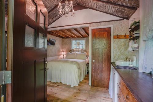 Pine City Cabin | Vintage Wild West Tiny Hotel in the Woods!