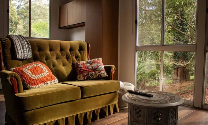 Emerald Cottage | Violet's Cottage, 5 Minute Walk to the Heart of Emerald and Puffing Billy!
