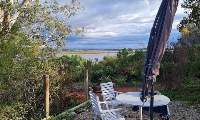 Glossop House | ***VIP glamping in the centre of the Riverland***