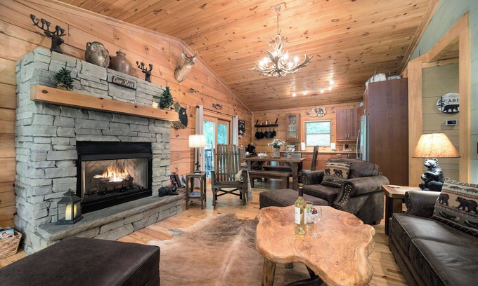 Cullowhee Cabin | Visit WCU & Ski Sapphire Valley! Smoky Mtn Cabin