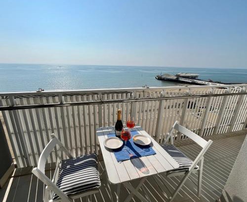 Lignano Sabbiadoro Apartment | Vista mare a 10m dalla spiaggia, 8 piano e parcheggio privato