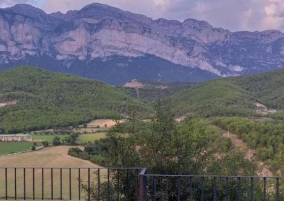 El Pueyo de Araguas Apartment | Vistas a la Montaña en un Pueblo con Encanto.