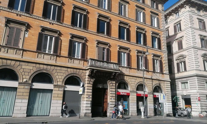 Rione VI Parione Apartment | Vittorio Emanuele, Bright 1 Br Flat By Halldis