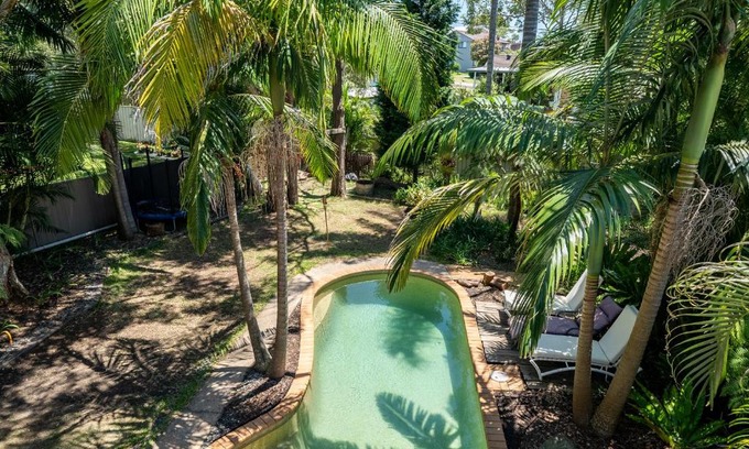 Gwandalan House | VIVID - Lake Macquarie Cosy House, heated pool, ev station, fireplace 1 hour from Sydney