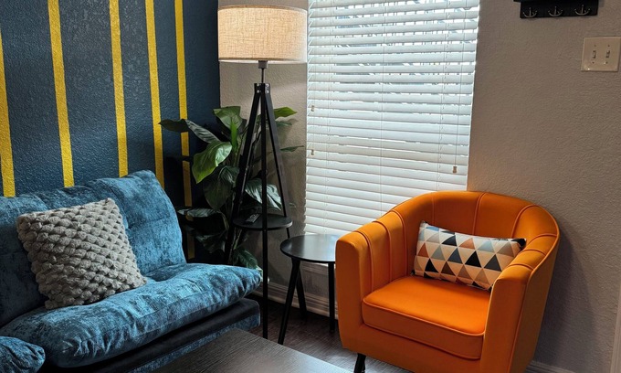 Greater Heights Apartment | Vivid Vibes in Greater Heights, minutes from downtown Houston