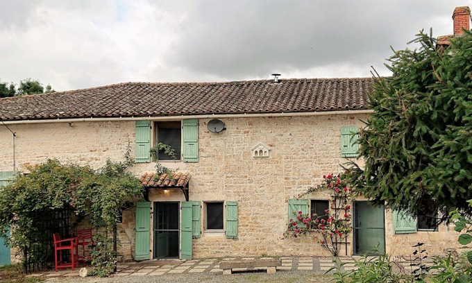 Paizay-le-Tort Cottage | Vocation Home FR Stone Cottage centre of Poitou-Charentes, La Rochelle & Cognac