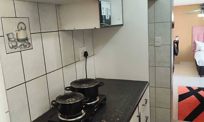 Greater Johannesburg Metropolitan Area Cottage | Vocational cottage in roseacres for tourists and adventurers. Stay with families