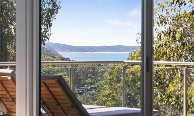 Lorne House | Vue De Mer - Stunning and specious in the treetops