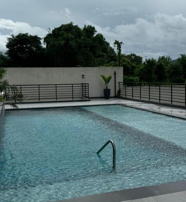 Beverly Hills Apartment | W39 Comfort Suites - Kingston - pool