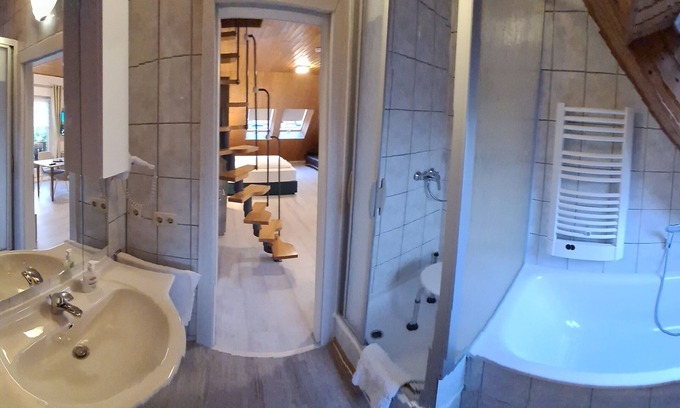 Hullhorst Apartment | W4, apartment with air conditioning, 2 bedrooms with 4 single beds.
