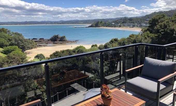 Tutukaka House | W91: Stylish, modern, up-market house with great views, right above the beach.