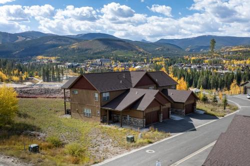 Rendezvous House | Wagon Wheel at Rendezvous home
