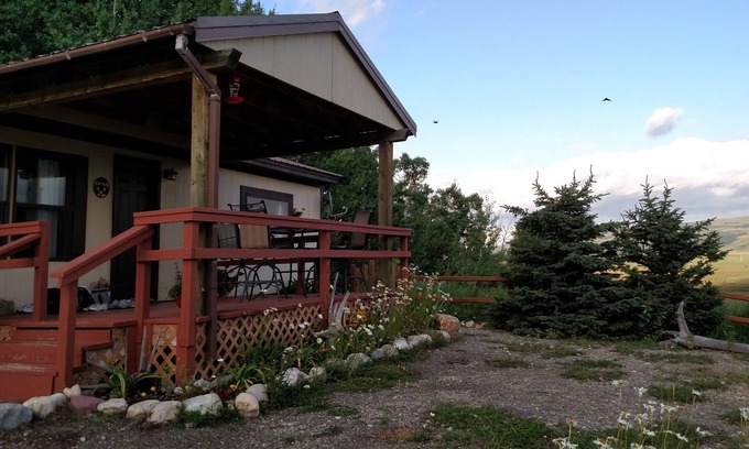 Babb House | Wagon Wheel Home - Majestic Mountain Views - 15 Minutes to Glacier East Entrance