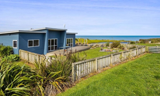 Waverley House | Waipipi Beach Retreat -nSunsets in the hot tub and strolls on the beach.