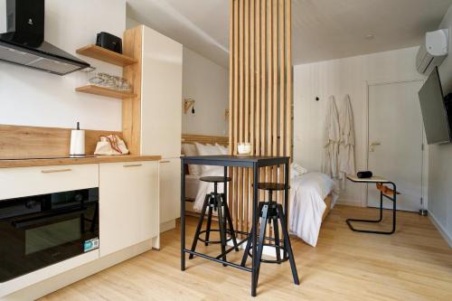 Verdun Apartment | Wake up in white - Private Jacuzzi & cotton comfort