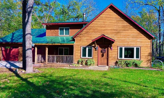 Stewartville House | "Walden Pond" Adventure Amidst 44 Private Acres