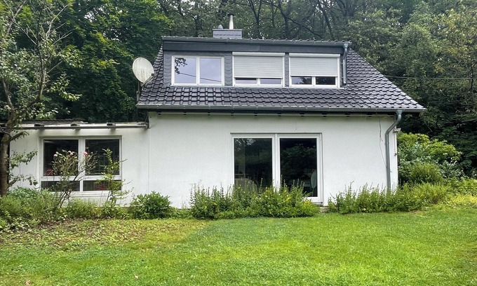 Remscheid House | Waldhaus - Central and family-friendly with a large fenced garden.