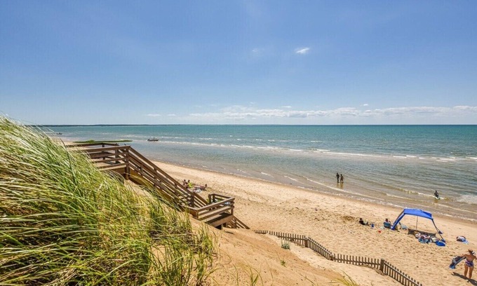 North Eastham House | Walk 1/4 Mile to Private Beach!