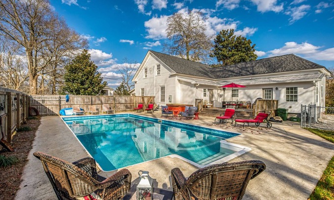 Monroe House | Walk Downtown! Large Pool, Hot tub, Fire pit, Close to EVERYTHING!