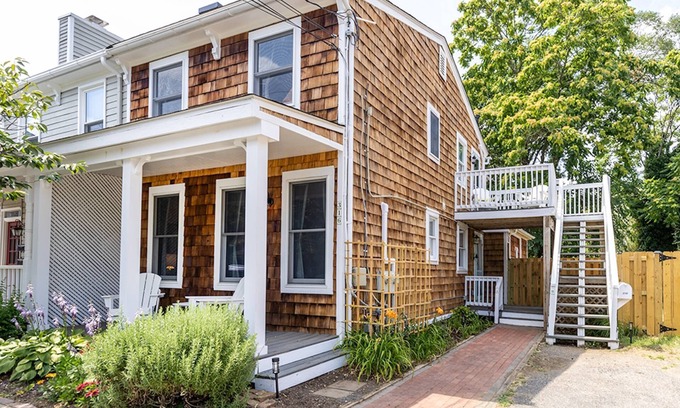 Eastport Apartment | Walk everywhere in Annapolis from 1st floor dog-friendly apartment with parking and backyard