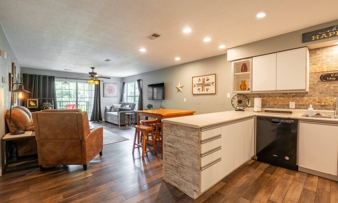 Branson Condo | Walk-in ~ Pools Galore ~ Gated Community ~ Golf On-Site ~ FREE TICKETS INCLUDED! (HHK-7)