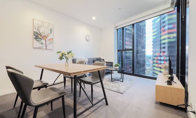 Carlton South Apartment | Walk through the art-filled lobby, and you'll find a full range of resident amenities, with pools and gym, neighbour to the world-renowned Royal Melbourne Institute of Technology (RMIT).