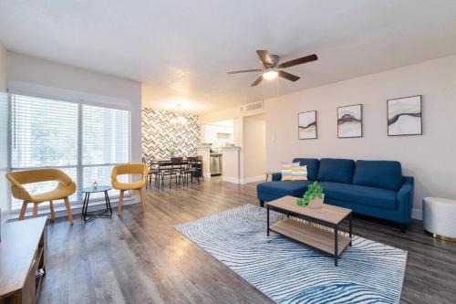 Arlington Apartment | Walk to ATT-Free Parking-Min to attractions-Modern