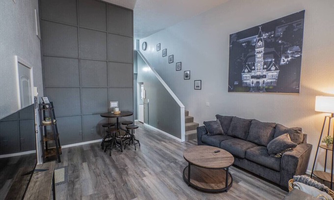 Maryville Apartment | Walk to bars and restaurants! Pet friendly.