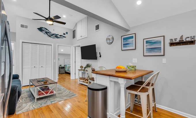 Seaside Heights Cottage | Walk to beach! 4 Beach Badges Included. BBQ + Fire Pit. Towels and Linens incl.