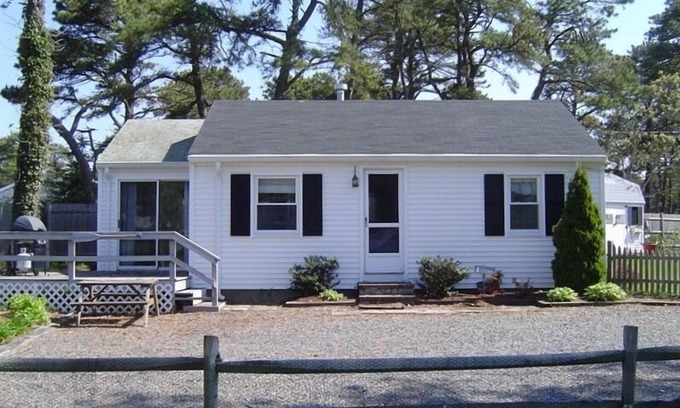 Dennis Port Cottage | Walk to beach-Ocean Drive, Updated Cottage